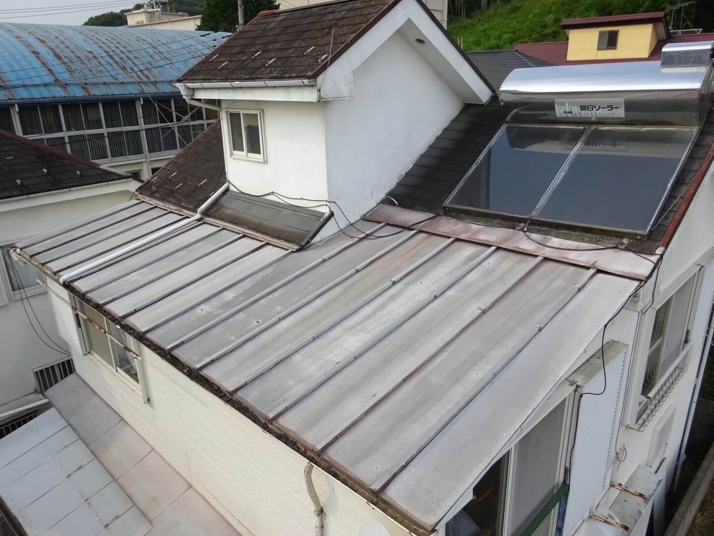 八王子市のトタン屋根に見られる色あせと錆