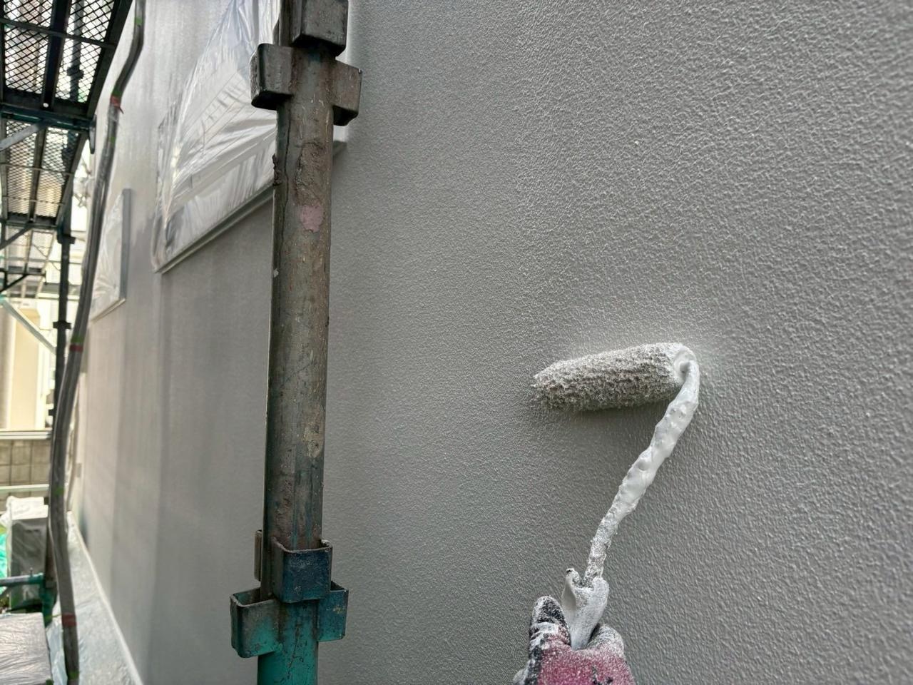 既存の凹凸に沿ってローラーで塗っている工程。