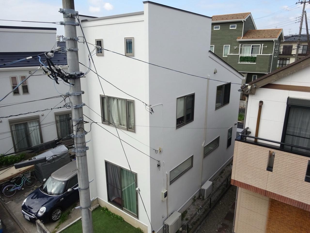 外壁塗装後の別の面。白い外壁の仕上がりの参考です。
