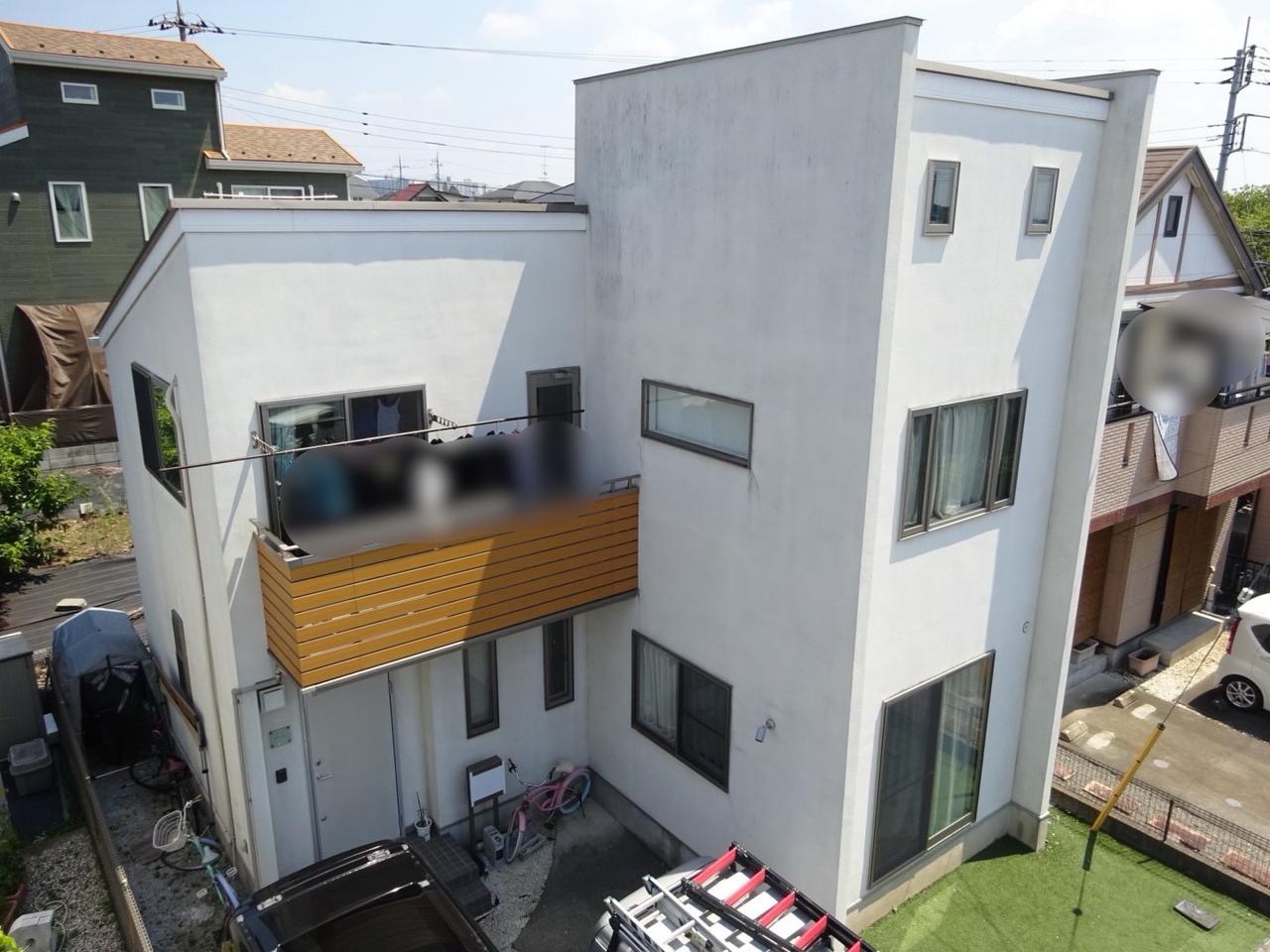同じ住宅の施工前。外壁上部や窓まわりの汚れが見える記録。
