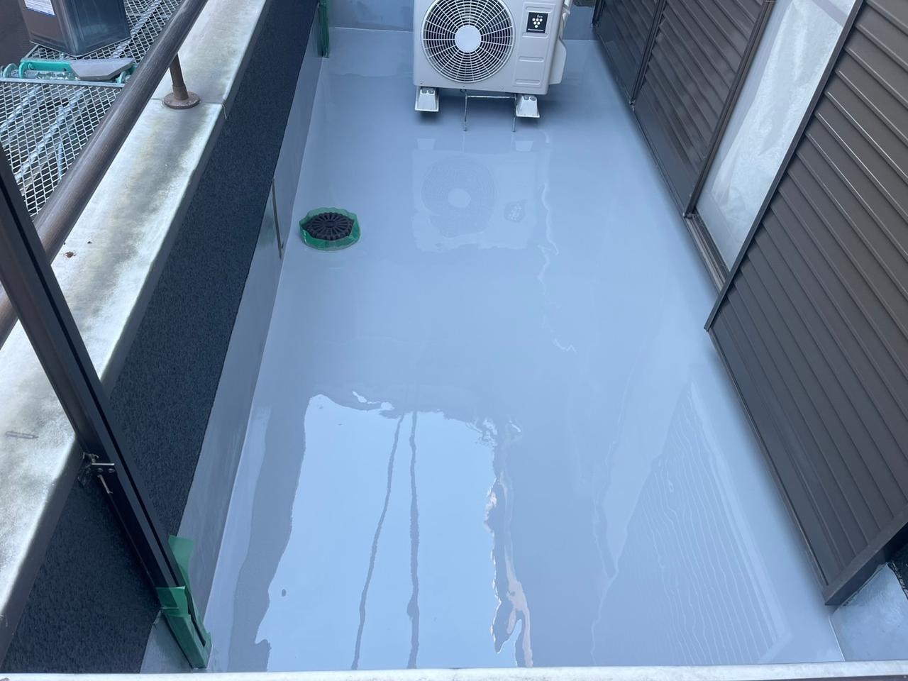 防水工事後のきれいなベランダ床と排水口