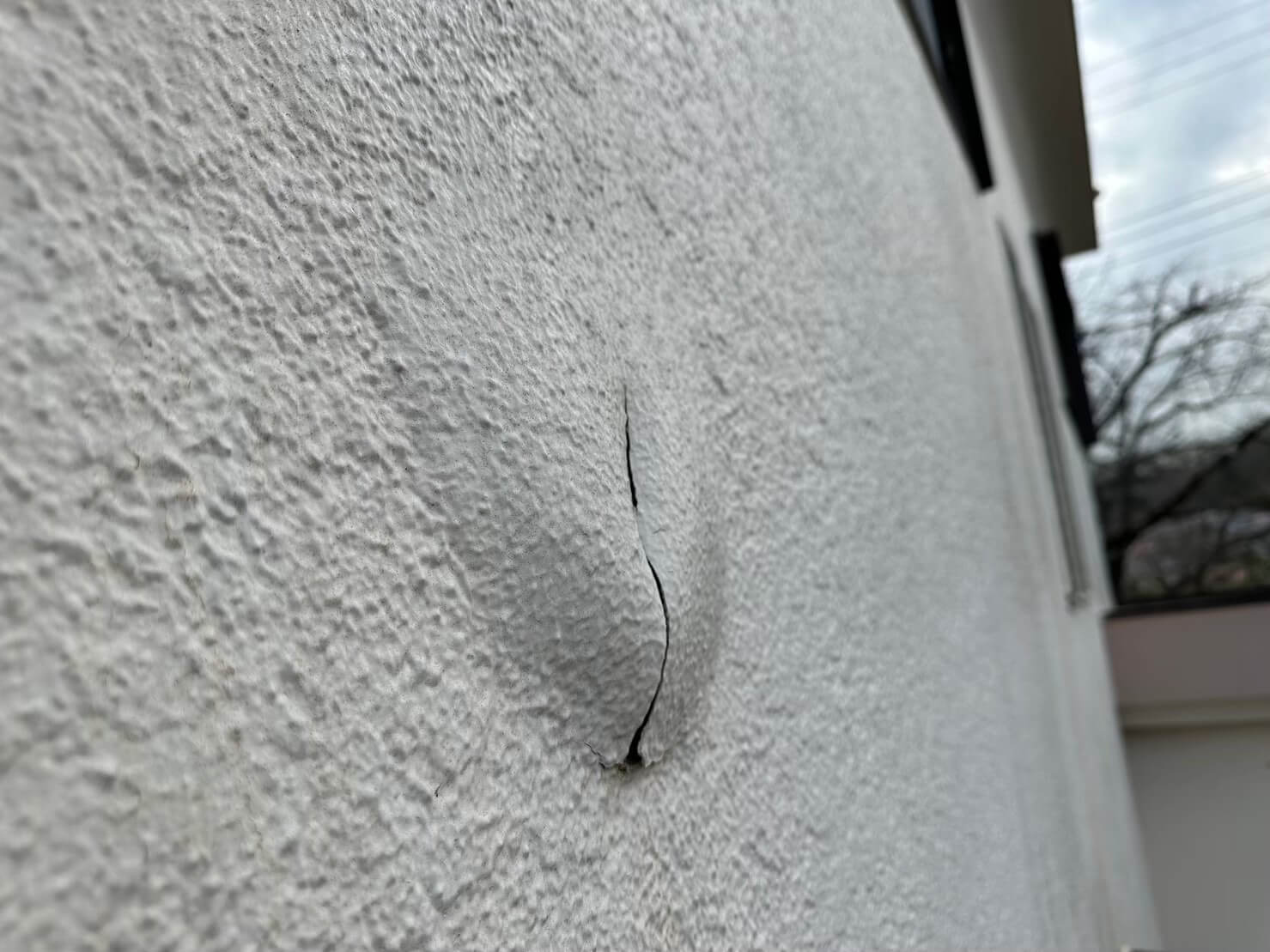 外壁表面に浮きと割れが見られる部分の参考写真